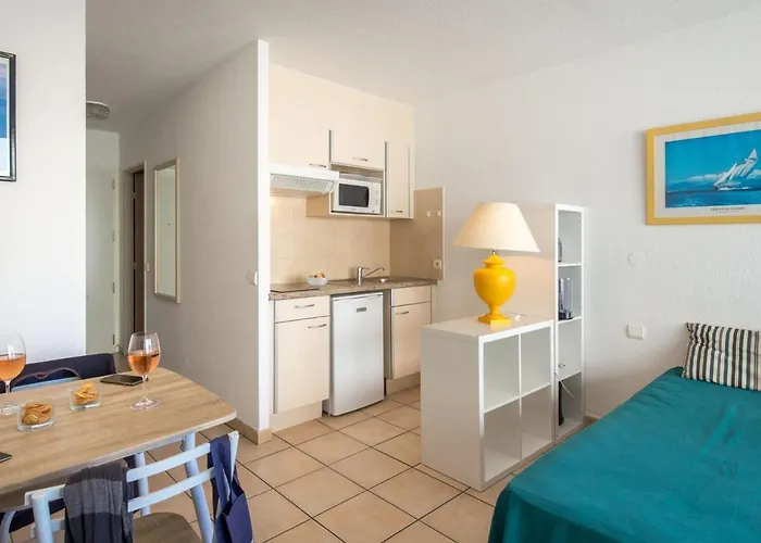 2/3 Personnes Pres Plage, Climatise, Balcon, Parking, Wifi, Petit-dejeuner, Saint-raphael - Fr-1-466a-37 Apartmán