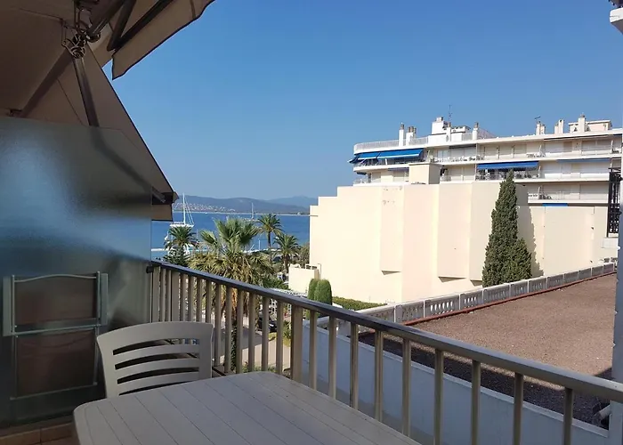 2/3 Personnes Pres Plage, Climatise, Balcon, Parking, Wifi, Petit-dejeuner, Saint-raphael - Fr-1-466a-37 Apartmán *