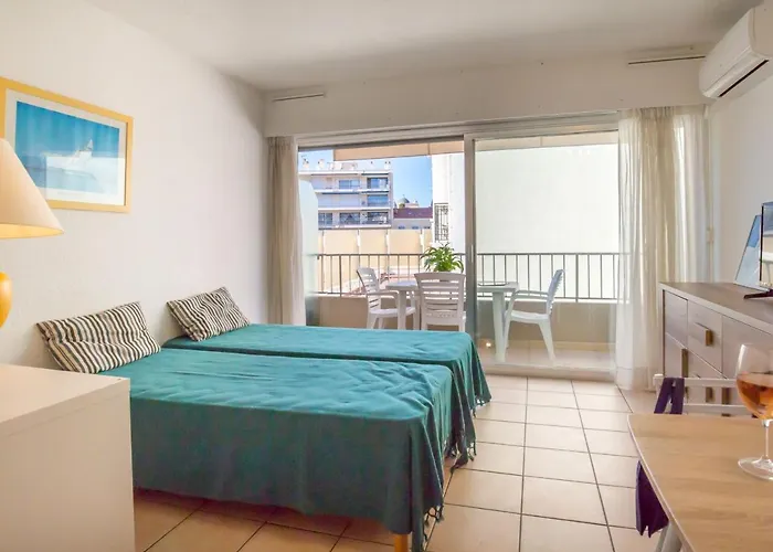 2/3 Personnes Pres Plage, Climatise, Balcon, Parking, Wifi, Petit-dejeuner, Saint-raphael - Fr-1-466a-37 Apartmán